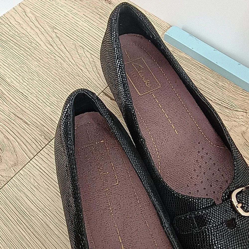 Clarks Women's 9 Black Leather Reptile Pumps Low Block Heel Work Casual Shoes